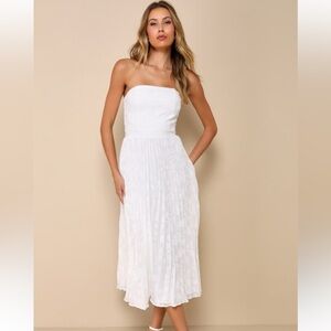 Lulu’s white strapless dress